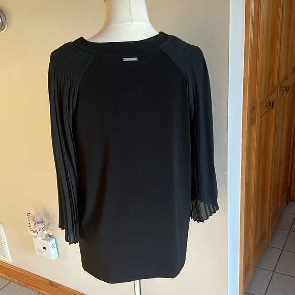 NWT MICHAEL KORS / Black blouse with sheer pleated sleeves / Large - Picture 4 of 7